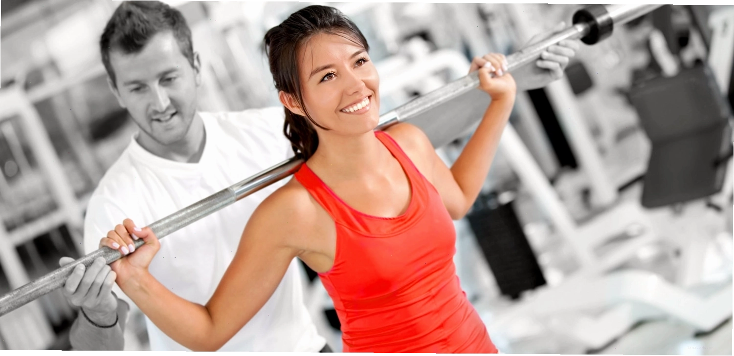 Nhiều loại tạ tay (dumbbells) với các mức trọng lượng khác nhau