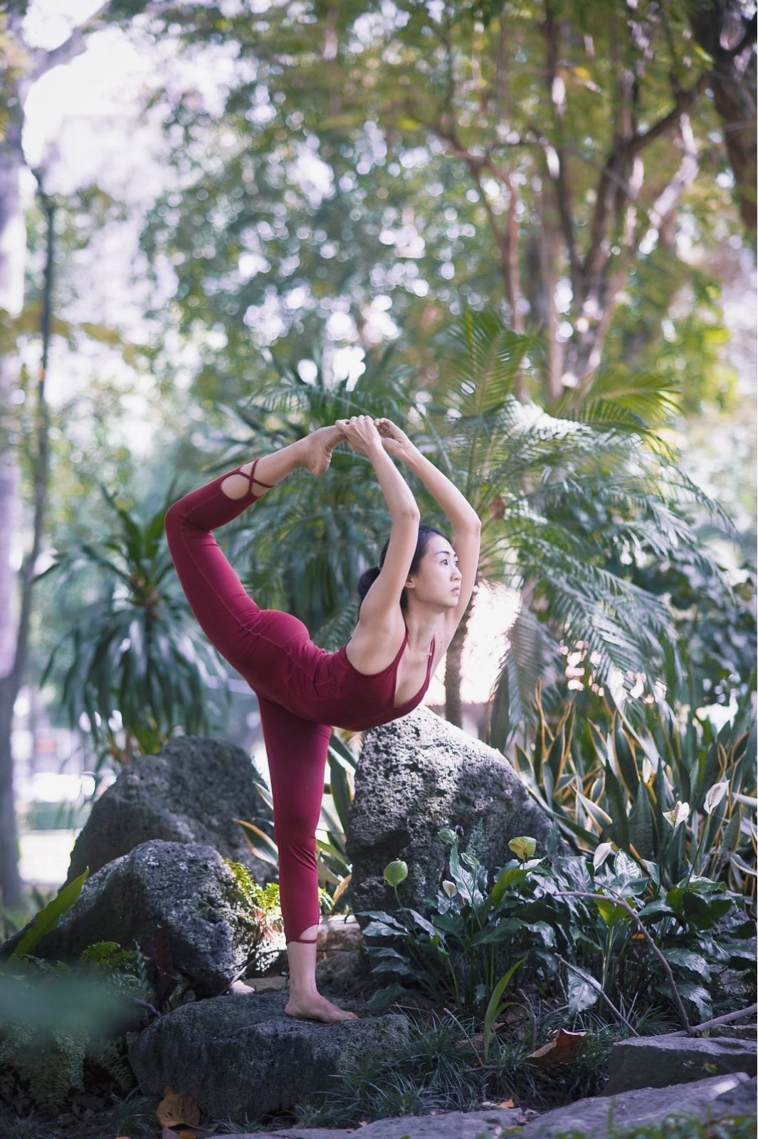 Nhiều người tham gia thực hiện các tư thế yoga nhóm ấn tượng