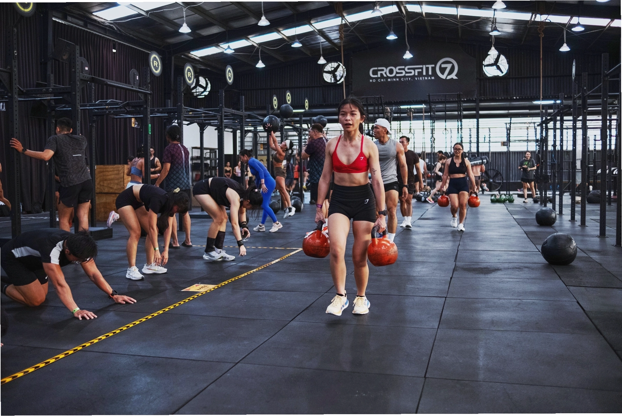 Nhóm người tập CrossFit cùng nhau trong không khí vui vẻ