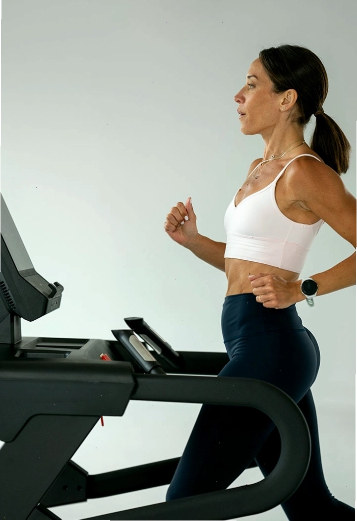 Nhóm người tập luyện trên máy chạy bộ trong phòng gym
