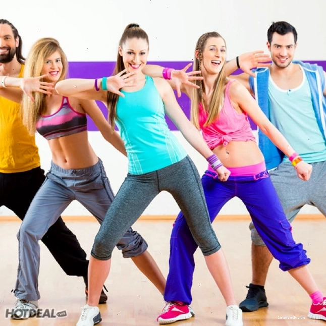 Nhóm người tập luyện vui vẻ tại Heros Gym