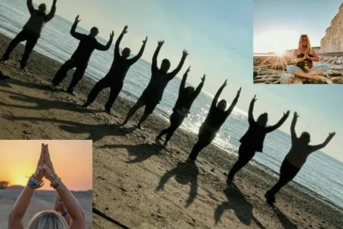 Nhóm người tập yoga trên bãi biển cùng nhau tạo thành vòng tròn kết nối