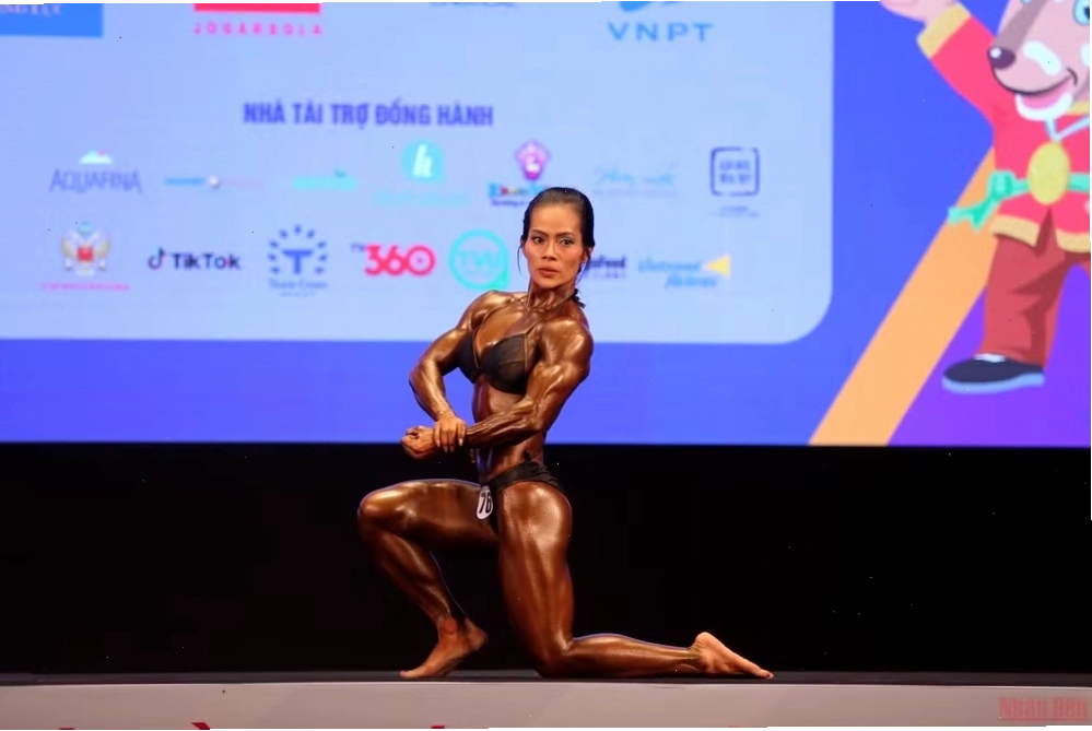 Nữ lực sĩ Đinh Kim Loan khoe cơ bắp săn chắc trên sân khấu SEA Games 31