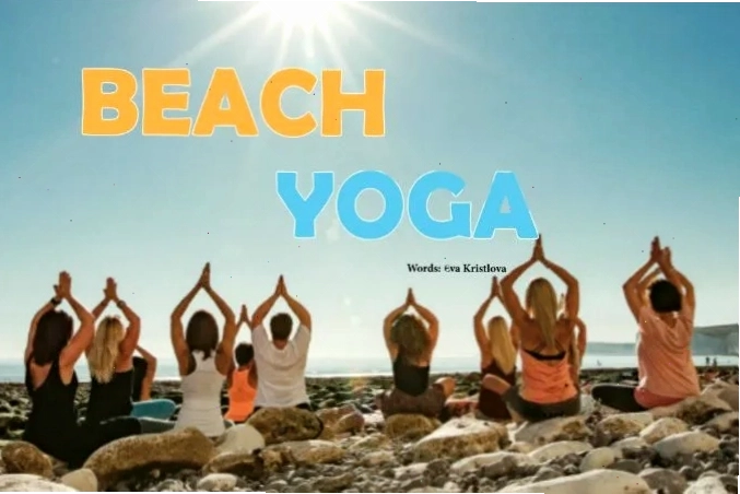 Nữ yogi thực hành yoga trên bãi biển với khung cảnh bình minh tuyệt đẹp