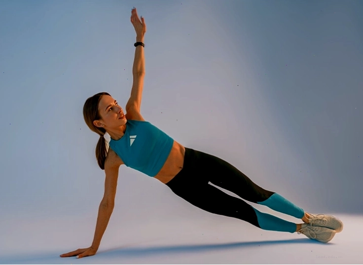 Phụ nữ tập bài plank nghiêng (side plank) để tăng cường sức mạnh cơ lõi