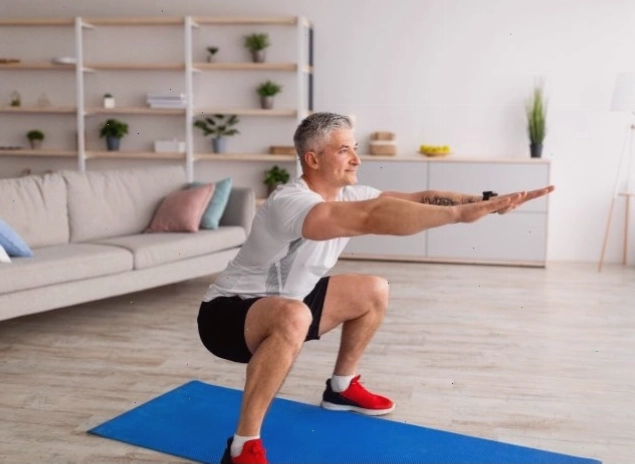 Phụ nữ tập squat với tạ