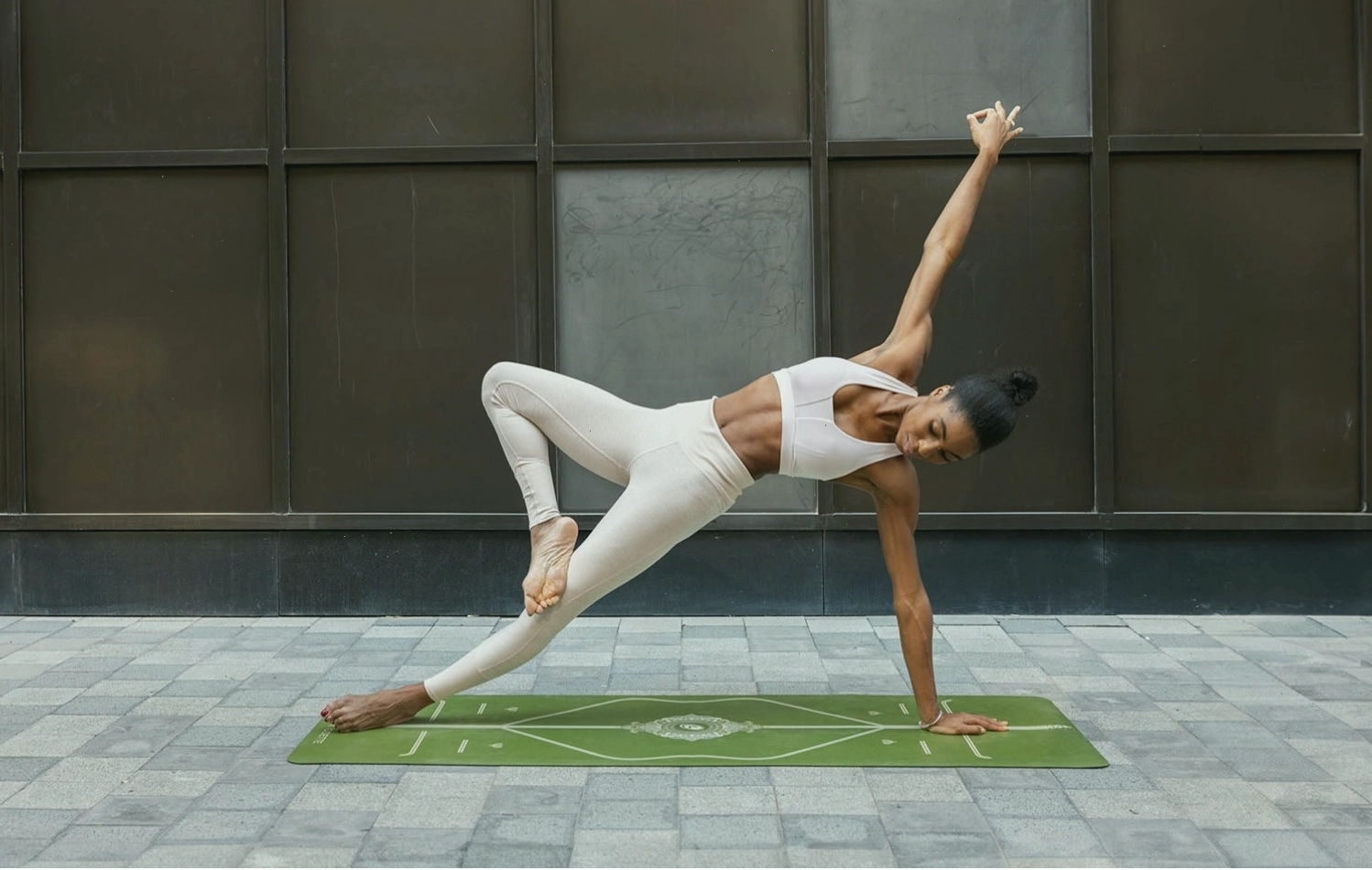 Phụ nữ tập yoga giúp tăng cường sự dẻo dai và cải thiện tư thế đứng thẳng.