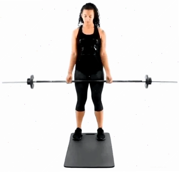 Phụ nữ thực hiện bài tập barbell shrugs với tạ đòn