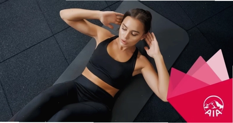 Phụ nữ thực hiện bài tập gập bụng (Crunch) để tăng cường cơ bụng