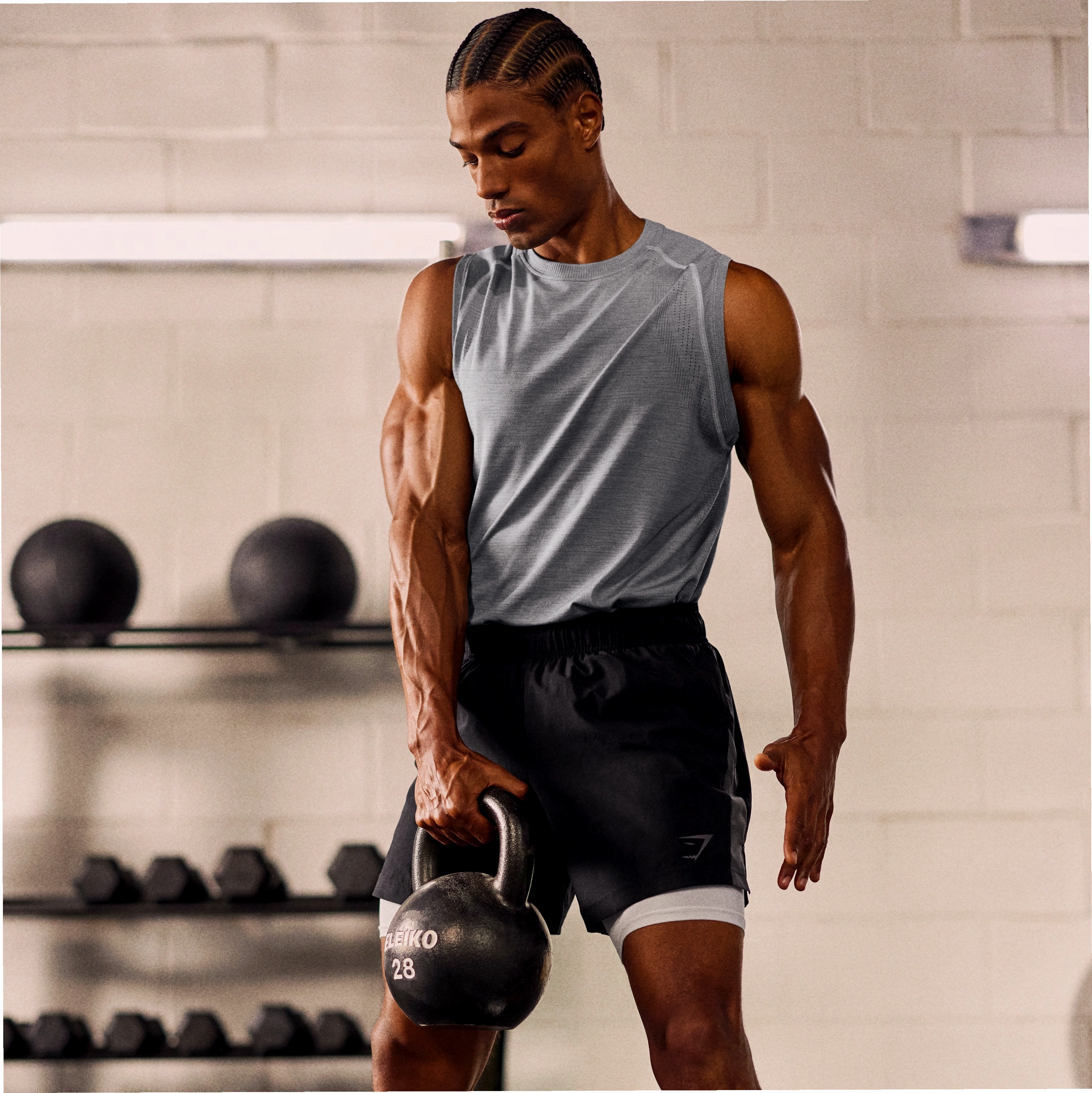 Phụ nữ thực hiện bài tập Kettlebell Goblet Squat