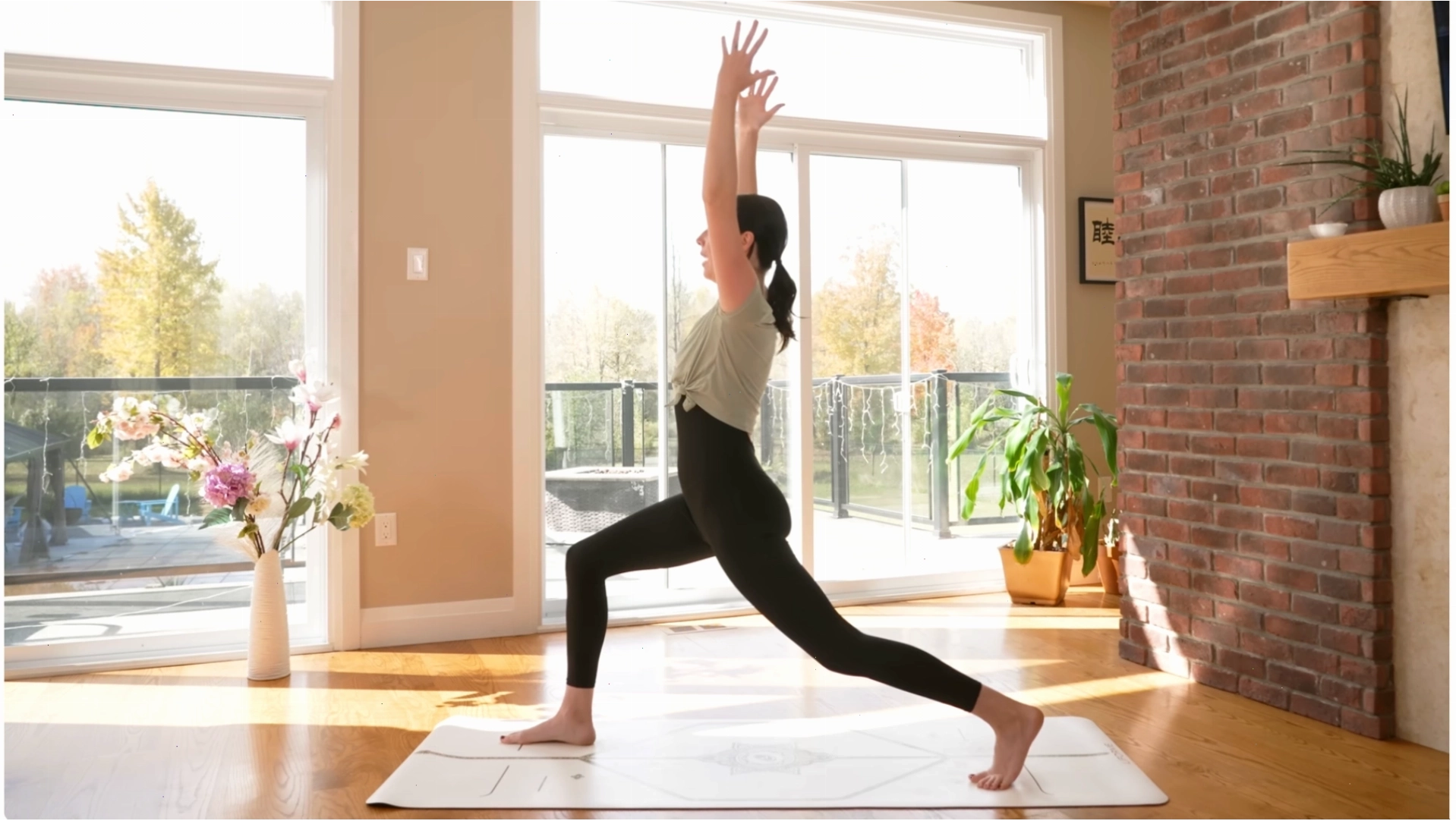 Phụ nữ thực hiện tư thế Rắn hổ mang (Cobra Pose) trên thảm tập yoga