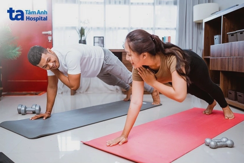 Plank chạm vai hợp người có kinh nghiệm để giữ thăng bằng