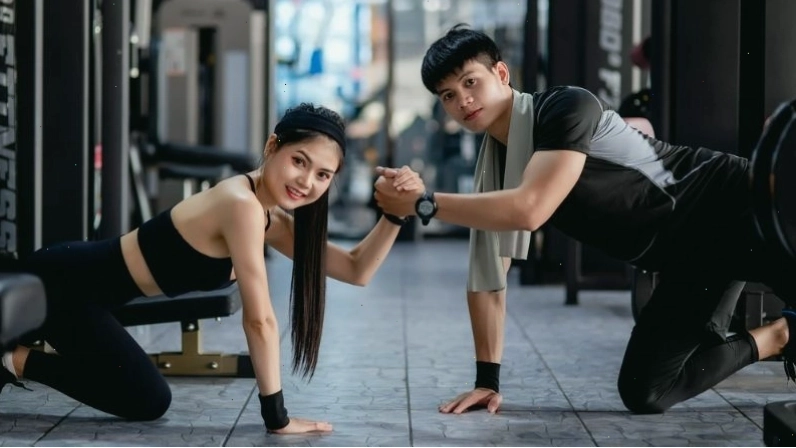 PT Gym đang hướng dẫn học viên thực hiện động tác đúng kỹ thuật