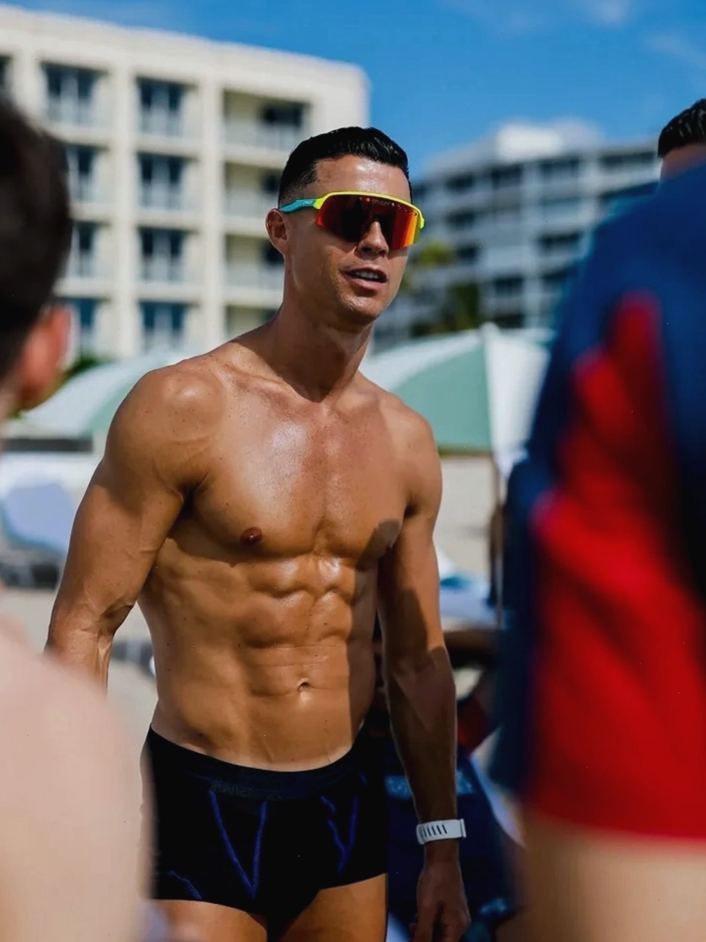 Ronaldo khoe cơ bụng 6 múi săn chắc trên bãi biển