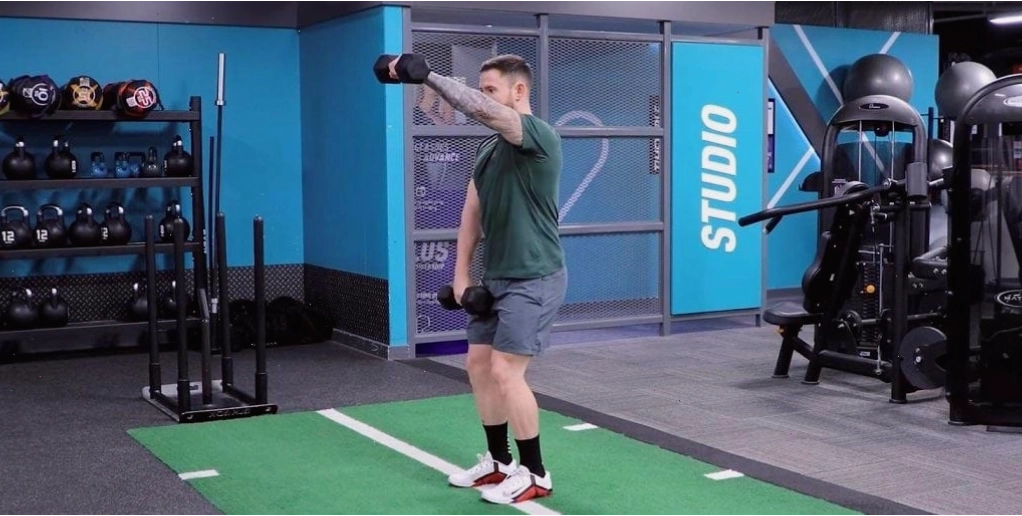 So sánh bài tập Barbell Front Raise và Dumbbell Front Raise