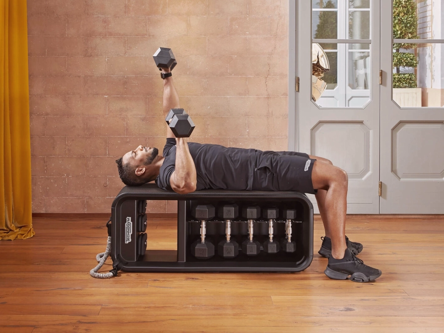 So sánh Technogym Bench với ghế tập gym thông thường