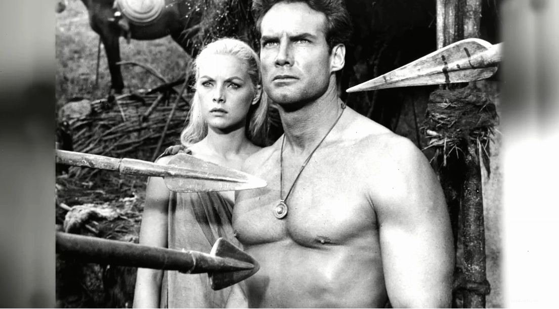 Steve Reeves đối mặt với những mũi giáo chĩa vào mình