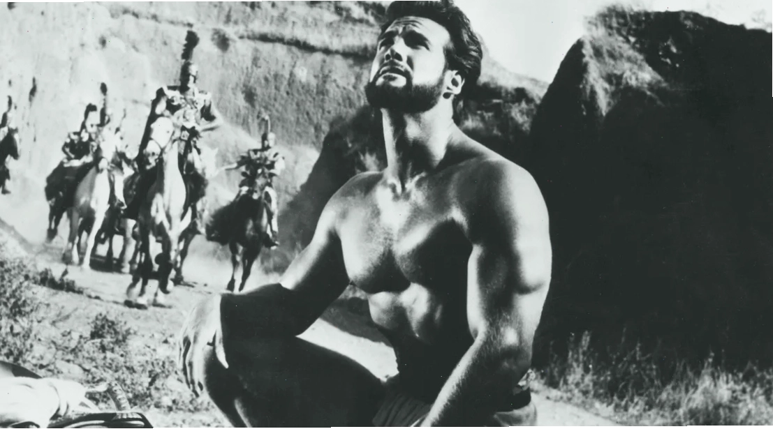 Steve Reeves nhặt một tảng đá lớn