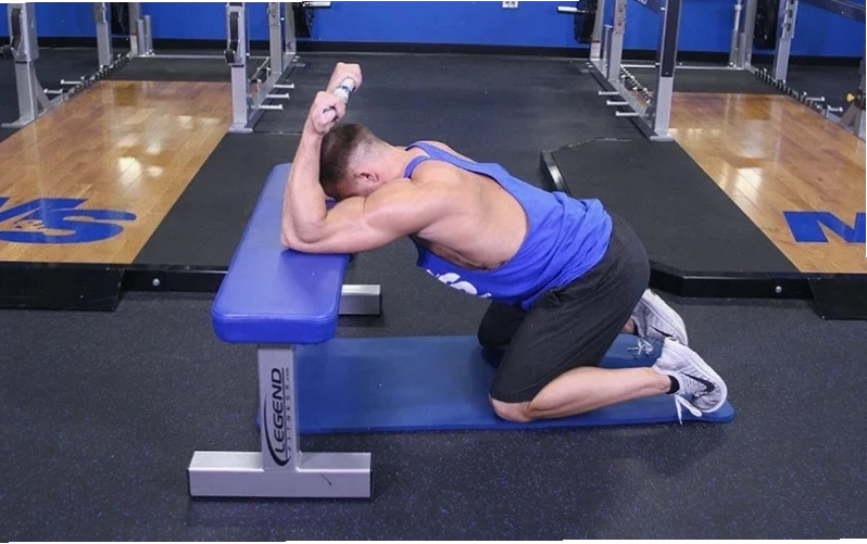 Tập gym với bài tập Overhead Press
