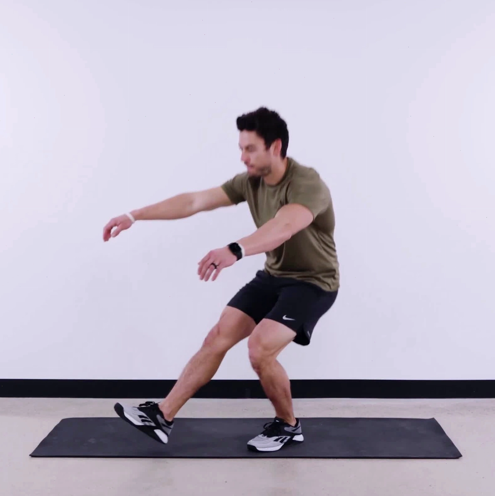 Tập trung vào việc nhấc người lên khỏi mặt đất trong Pistol Squat