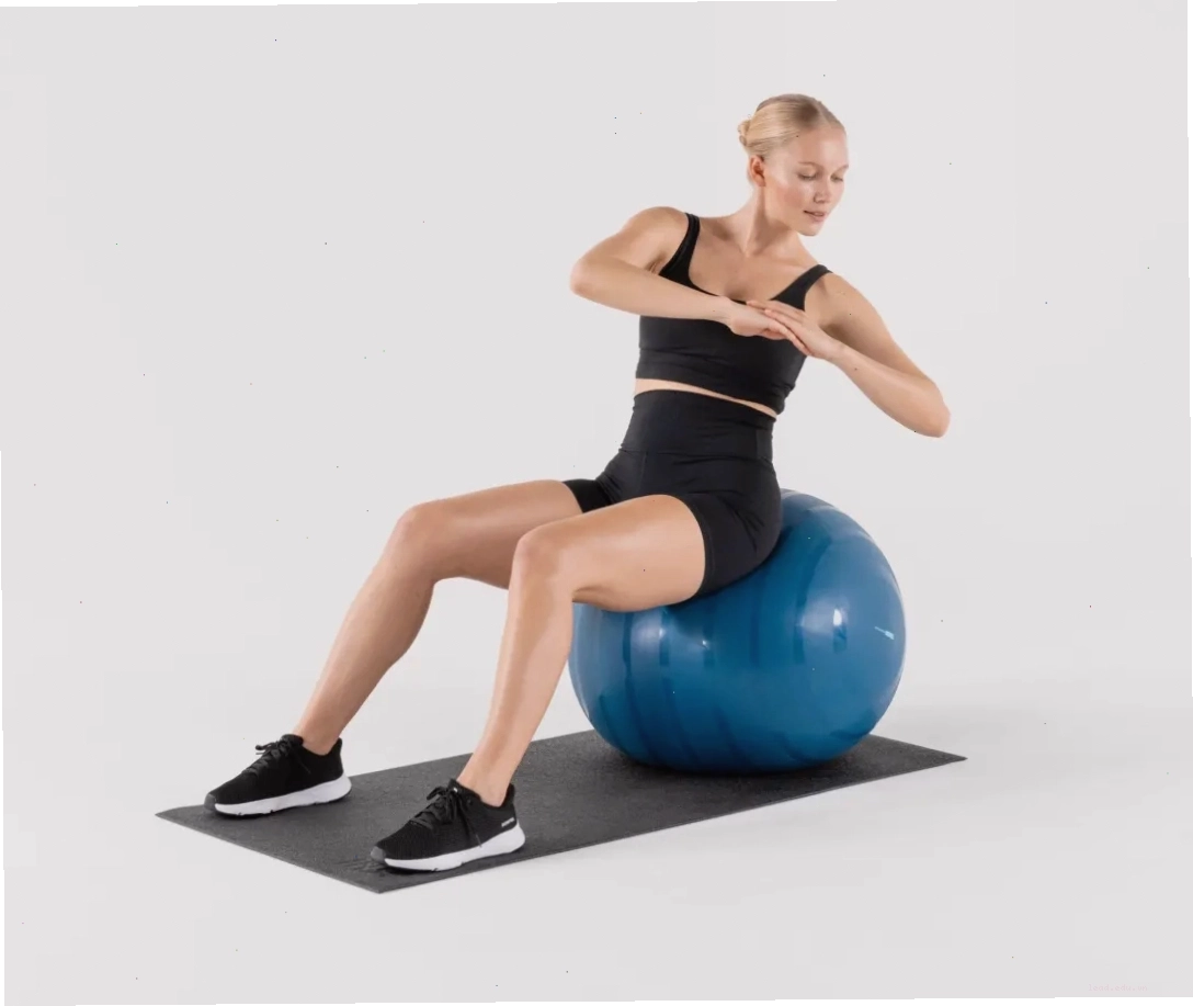 Tập xoay người với gym ball cải thiện cơ bụng