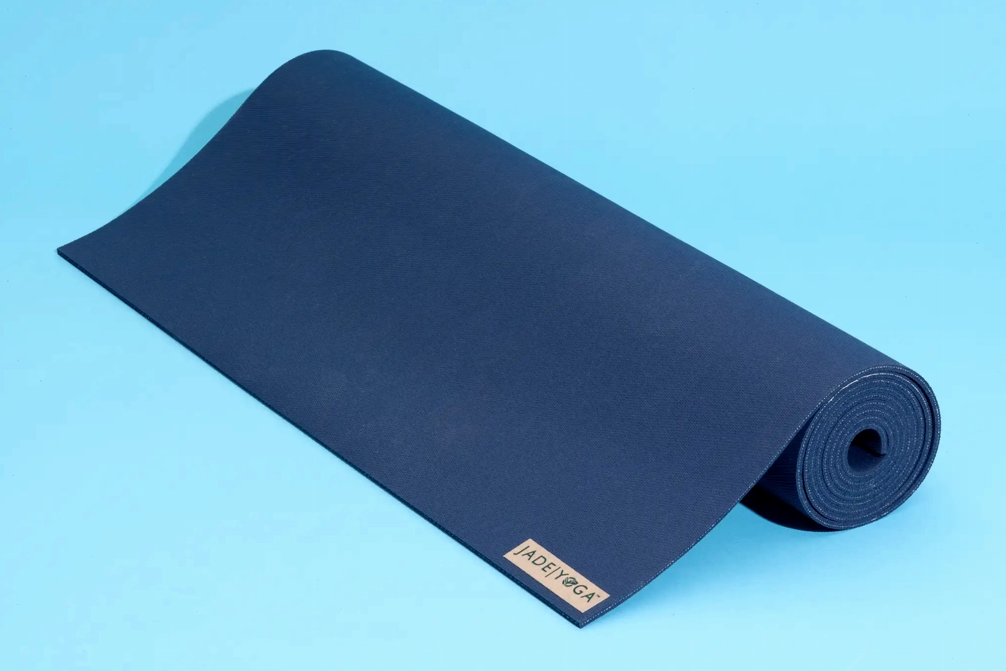 Thảm JadeYoga Harmony Mat, lựa chọn tốt nhất cho thảm yoga, có màu xanh đậm.