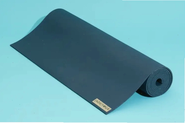 Thảm Manduka PRO với khả năng chống trượt và đệm lưng tốt.