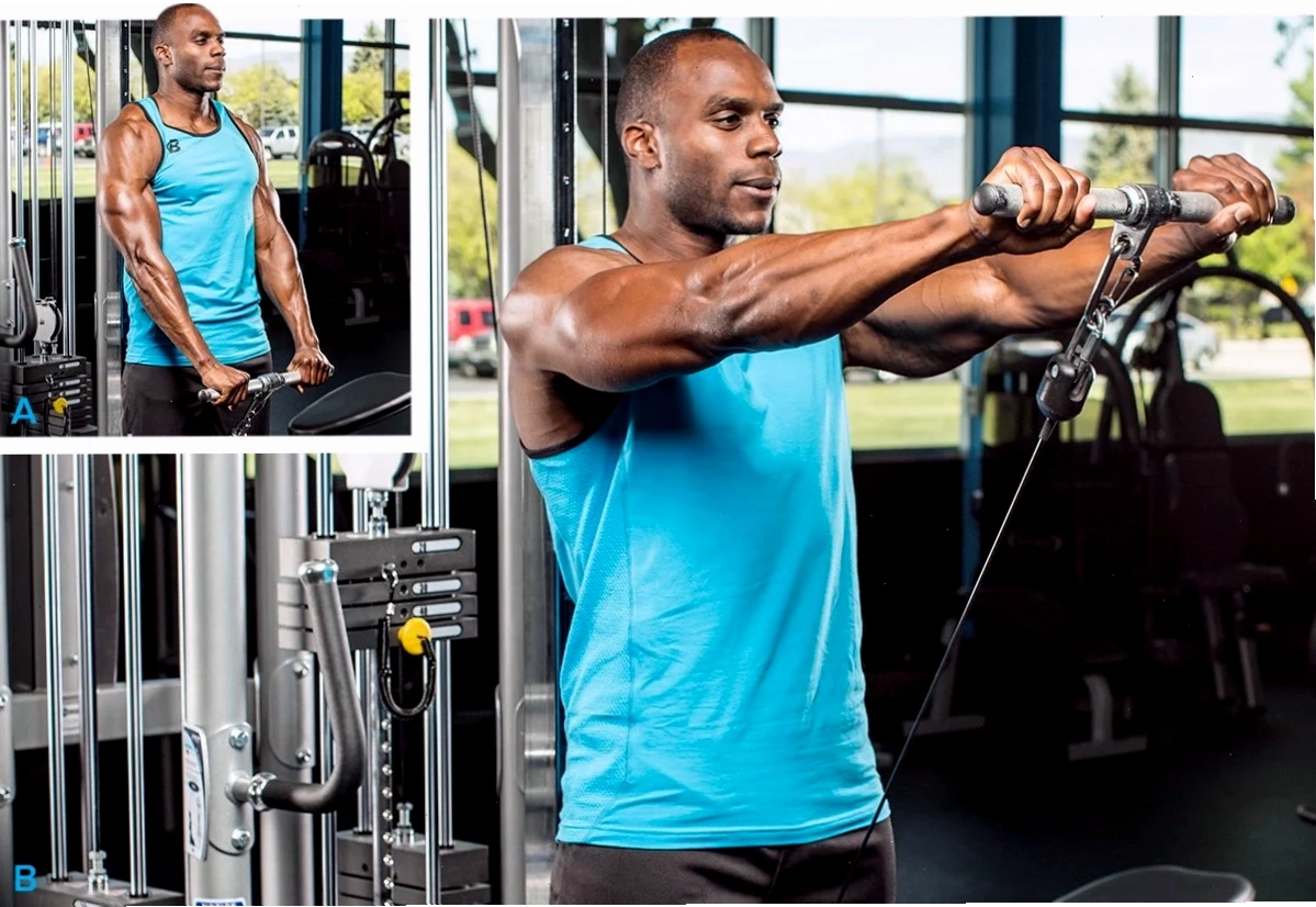 Thành viên phòng gym đang tập luyện để tăng cường sức mạnh vai