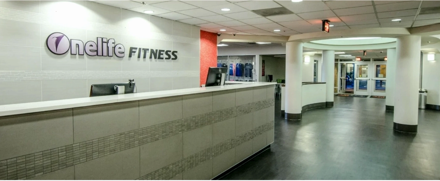 Thiết bị tập luyện hiện đại tại one gym với khu vực tạ và máy tập đa năng