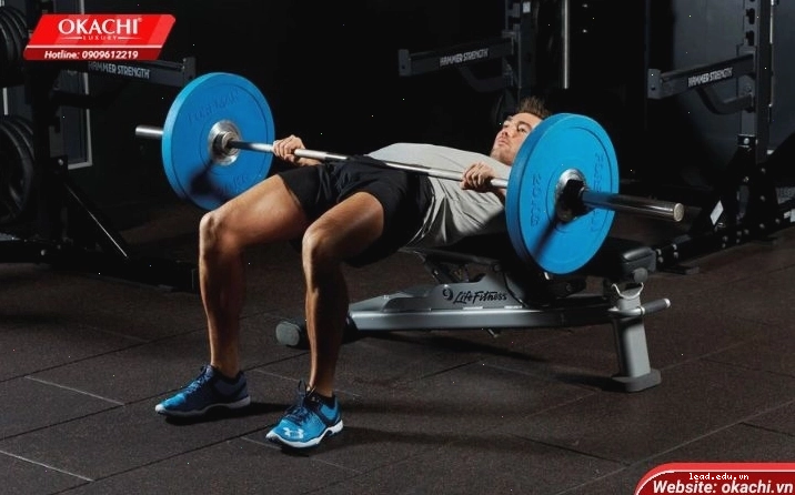 Thực hiện bài tập Hip Thrust với thanh tạ (Barbell Hip Thrust)
