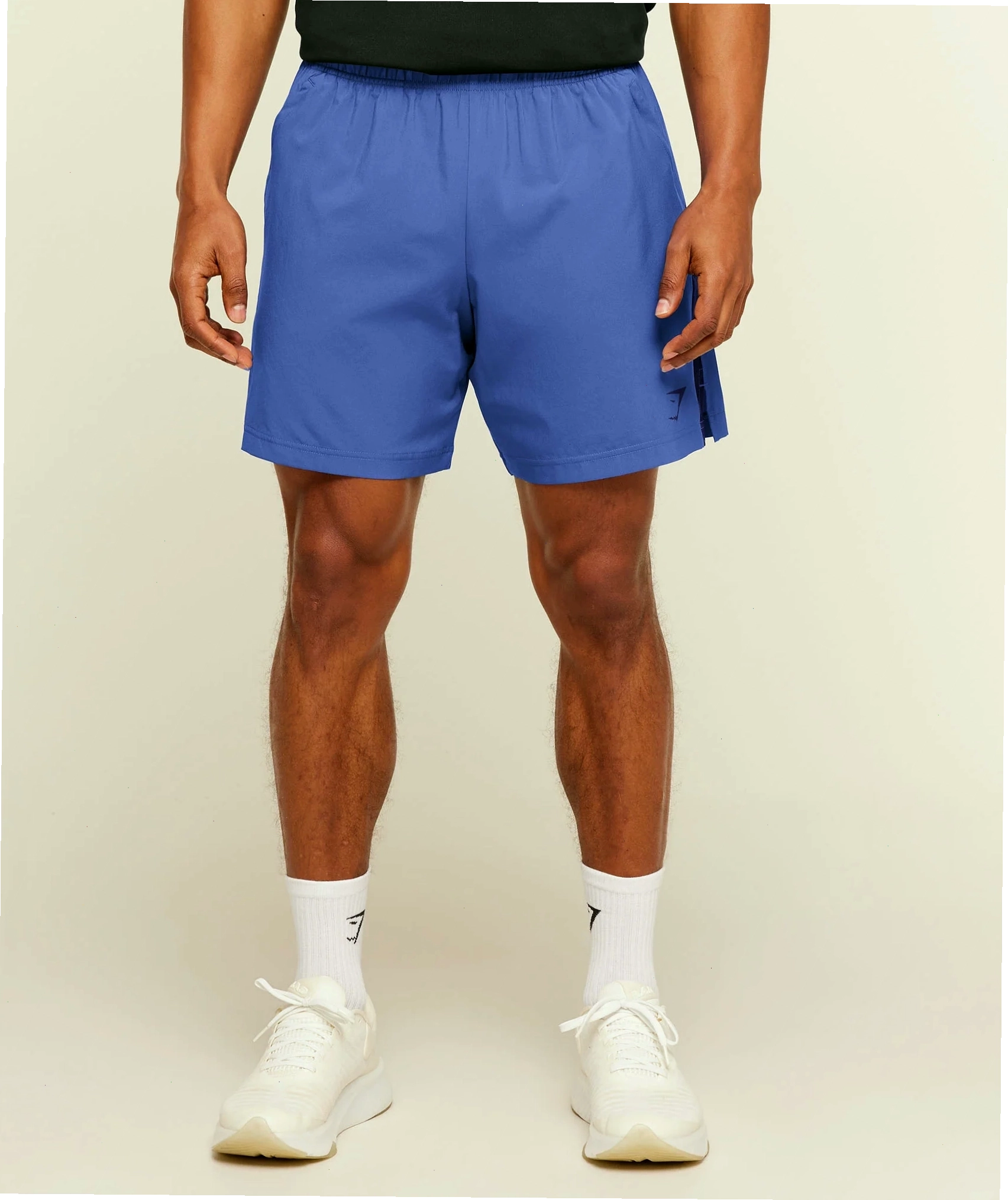 Thực hiện bài tập Kettlebell Goblet Squat