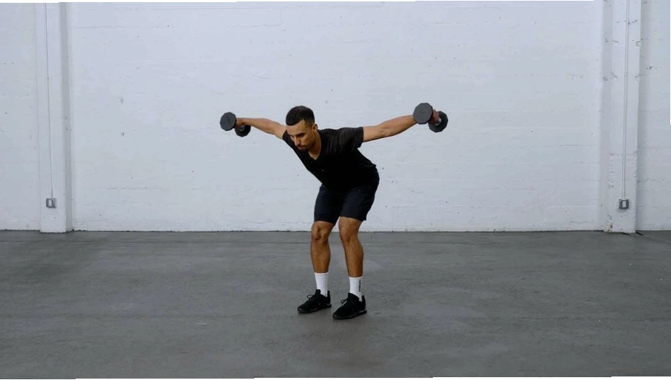 Thực hiện động tác Dumbbell Bent Over Reverse Fly