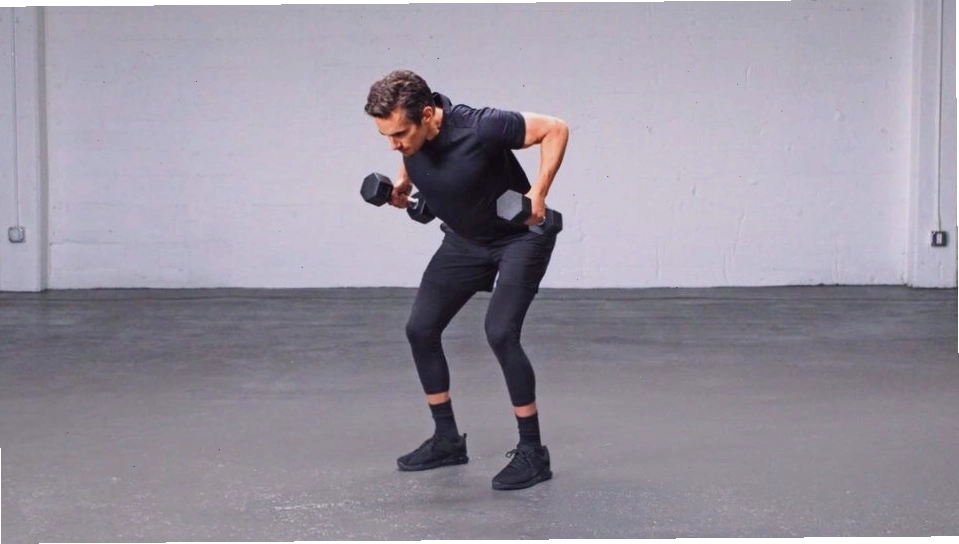 Thực hiện động tác Dumbbell Bent Over Row
