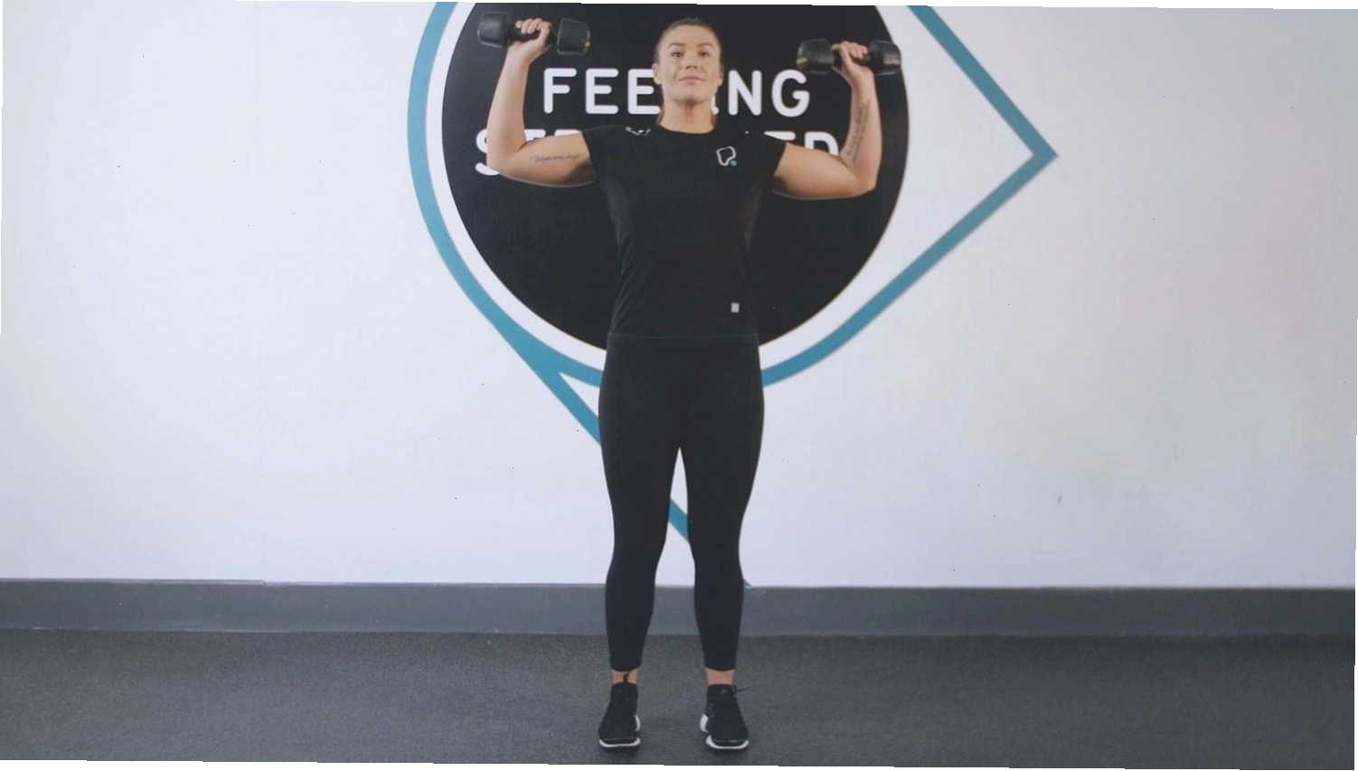 Thực hiện động tác dumbbell overhead press đứng với tạ đơn