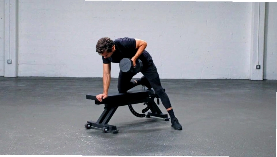 Thực hiện động tác Dumbbell Row trên ghế phẳng
