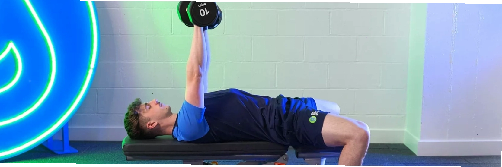 Thực hiện động tác hạ tạ trong bài Dumbbell Chest Press