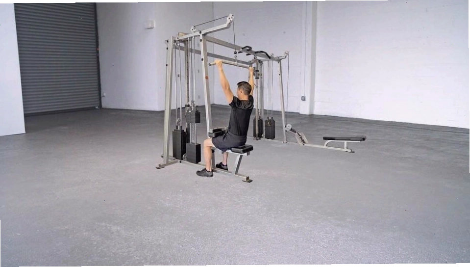 Thực hiện động tác Lat Pulldown