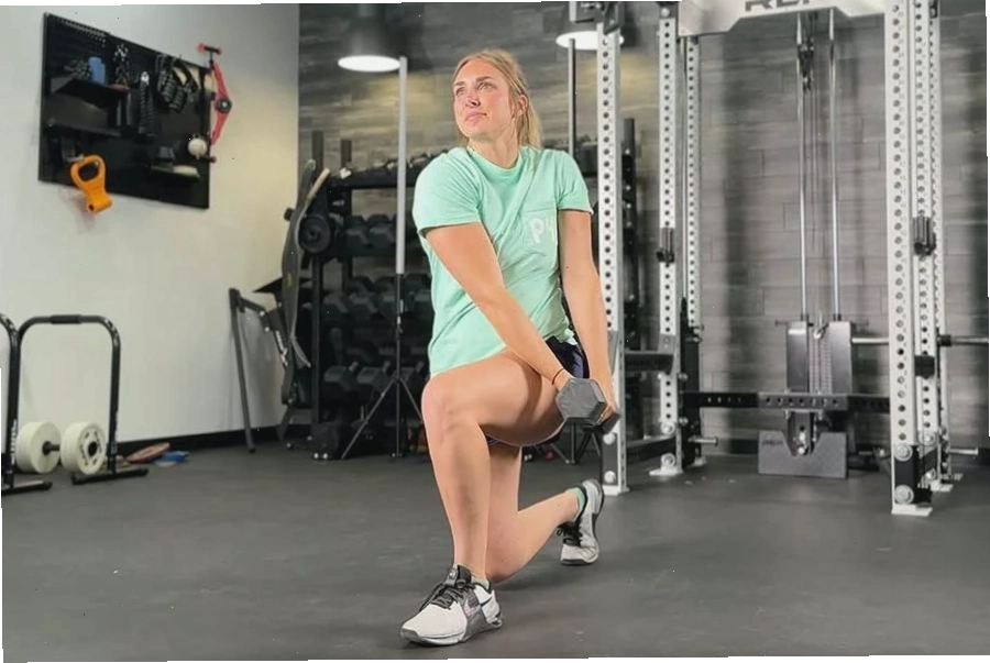 Thực hiện động tác Standing Side Crunch với tạ tay