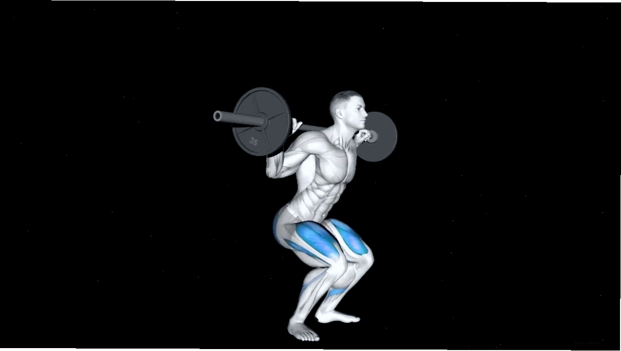 Thực hiện sumo squat với tạ ấm