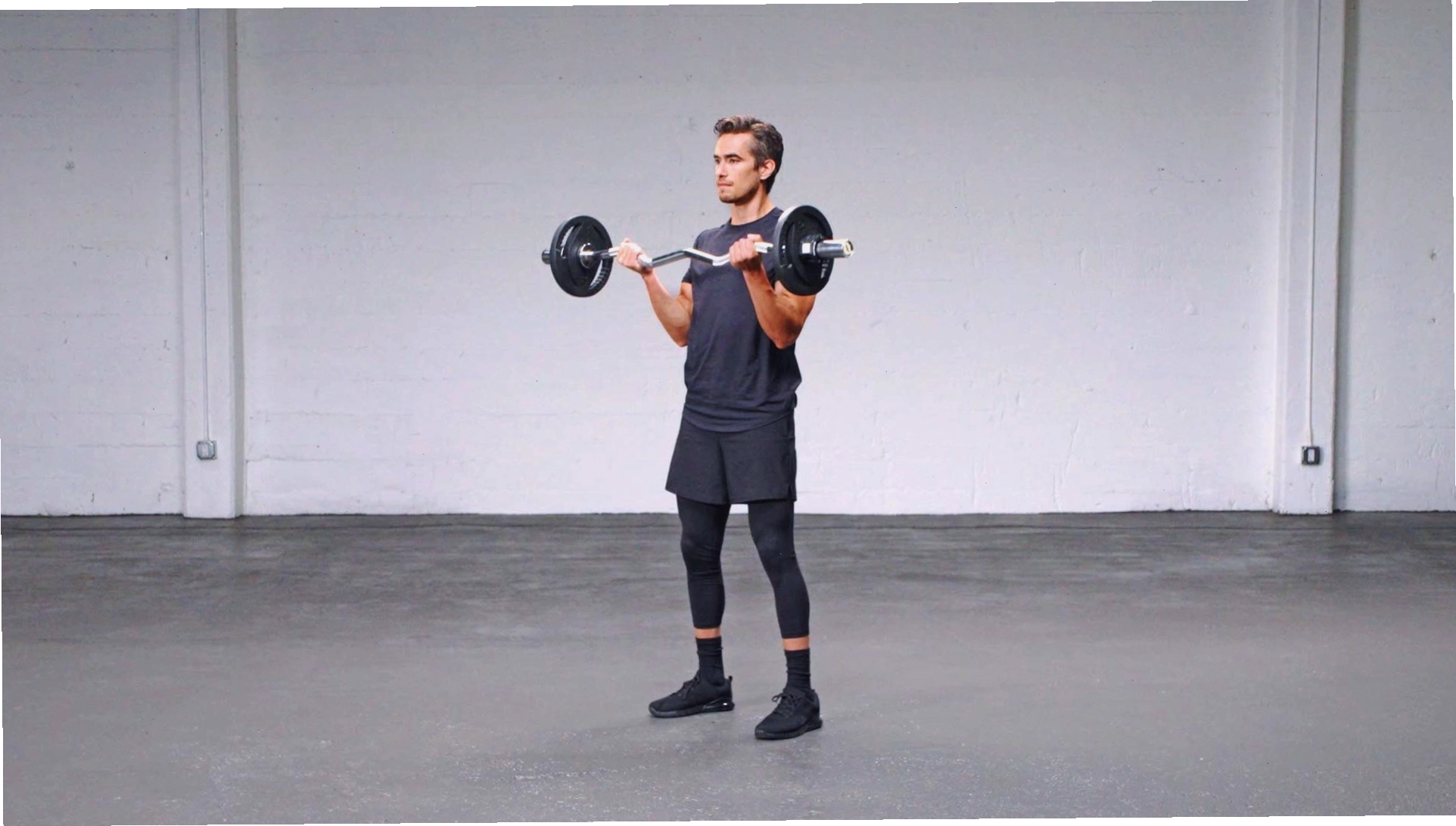 Tư thế bắt đầu bài tập EZ Bar Curl với thanh EZ bar