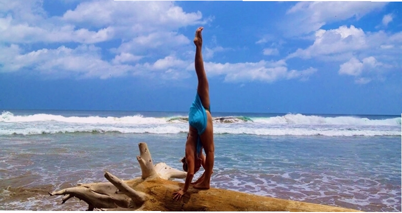 Tư thế Chó úp mặt (Adho Mukha Svanasana) trên nền cát