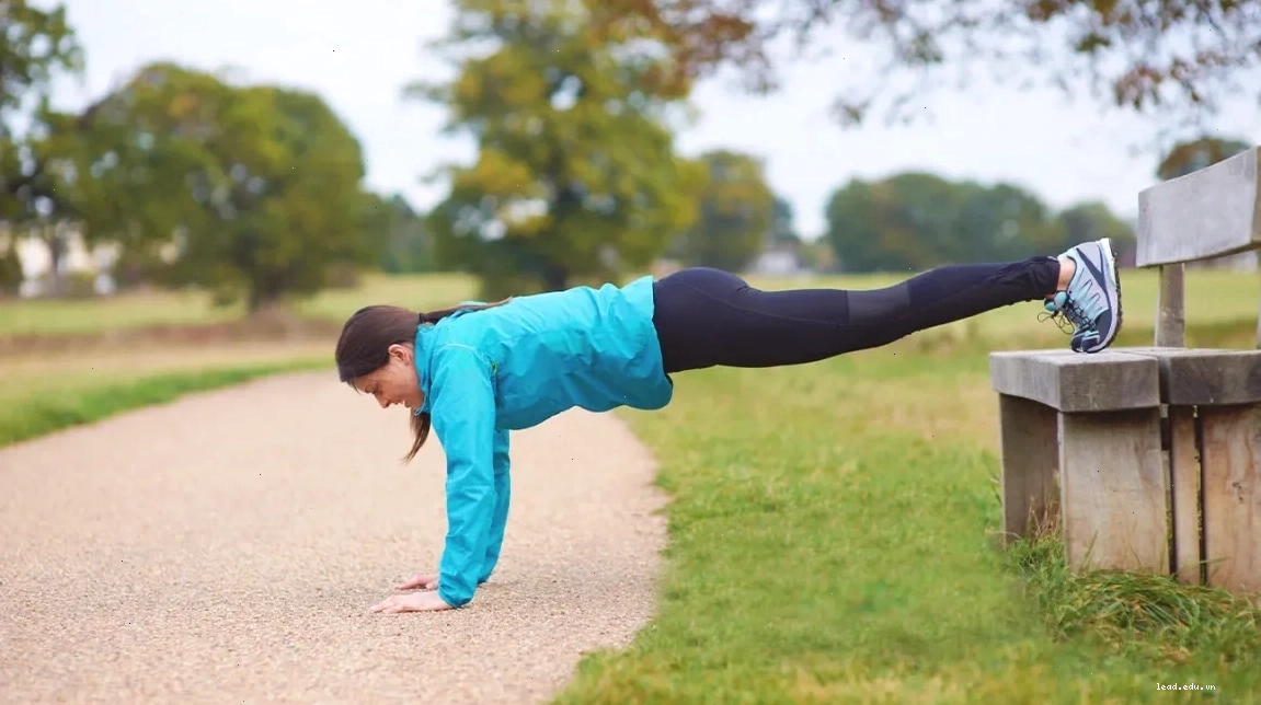 Tư thế chuẩn bị cho bài tập decline push ups với chân đặt trên ghế