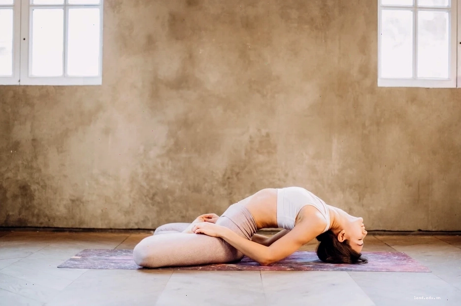 Tư thế con cá (Fish Pose) giúp cải thiện tư thế