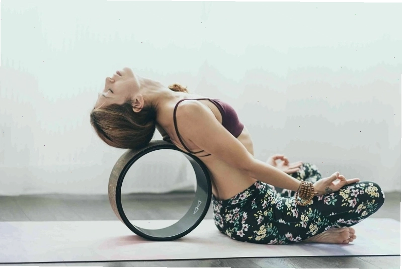 Tư thế Con Cá với vòng yoga