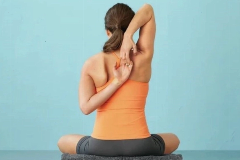 Tư thế đối mặt giúp thư giãn hông và làm săn chắc cơ vai, cánh tay