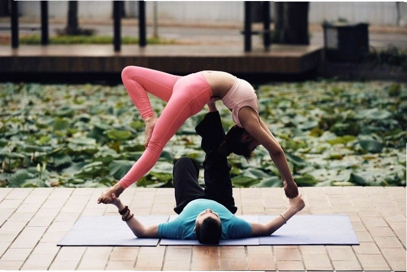 Tư thế dựa lưng trong yoga cặp đôi