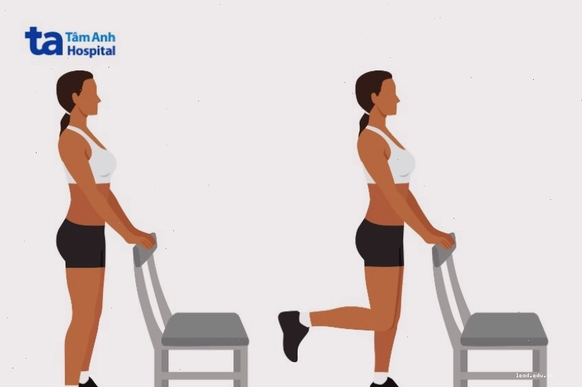 Tư thế gập người về phía trước với chân rộng giúp kéo giãn hông