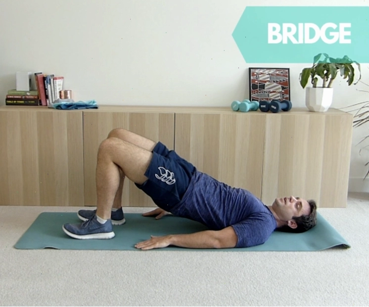 Tư thế kết thúc bài tập Bridge Exercise, hông nâng cao thẳng hàng vai và đầu gối