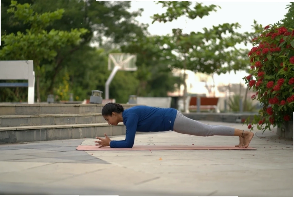 Tư thế luồn kim (Thread The Needle) giúp cải thiện tư thế