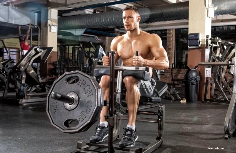 Tư thế ngồi chuẩn bị cho bài tập Seated Calf Raise